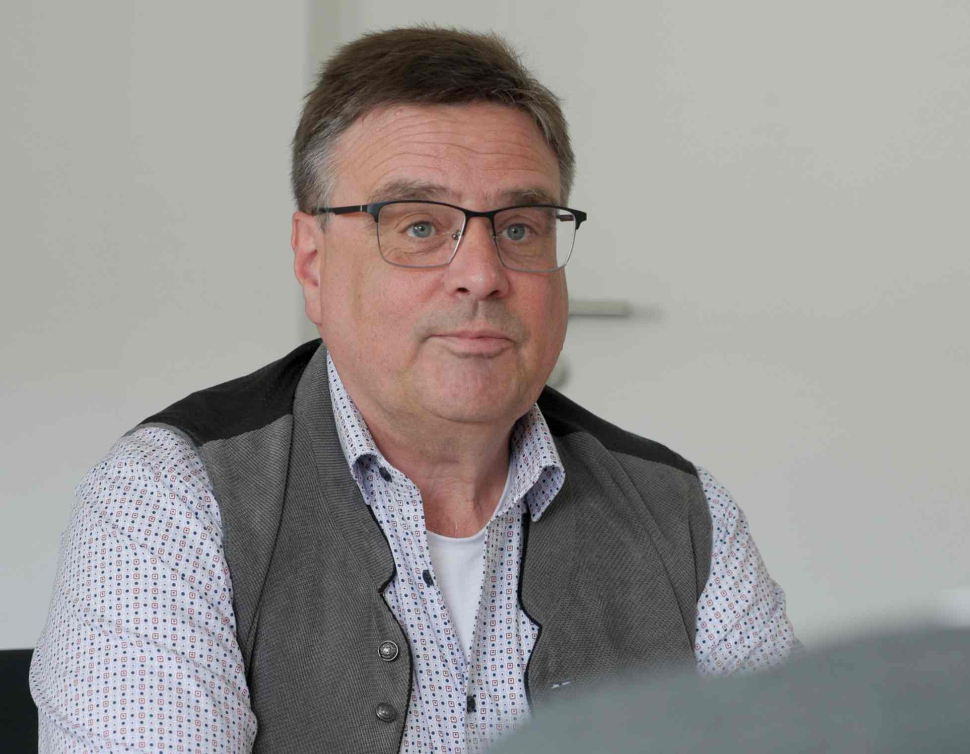 Stefan Buckendahl ist einer der drei ehrenamtlichen Geschäftsführer der CFEE. Er hört aufmerksam zu