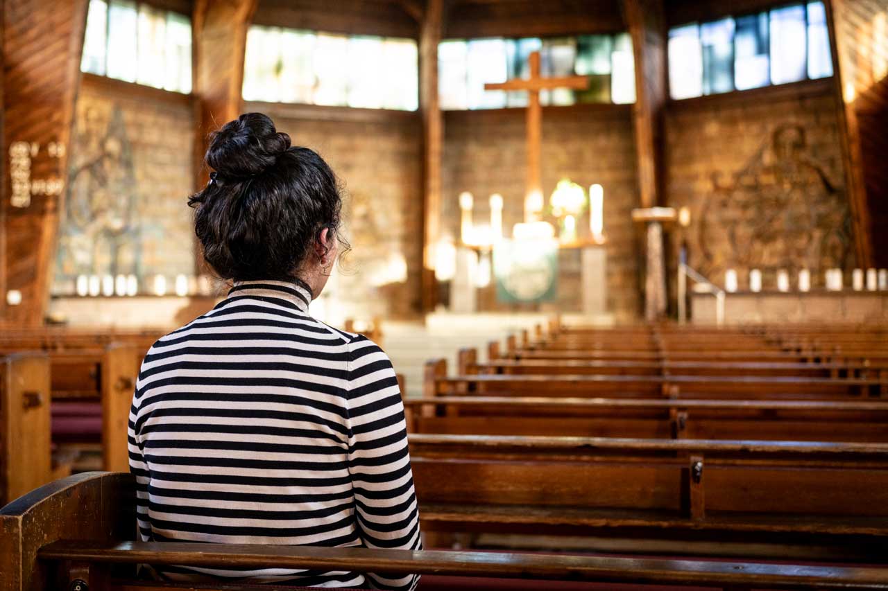 Fofo sitzt in einer Kirchenbank