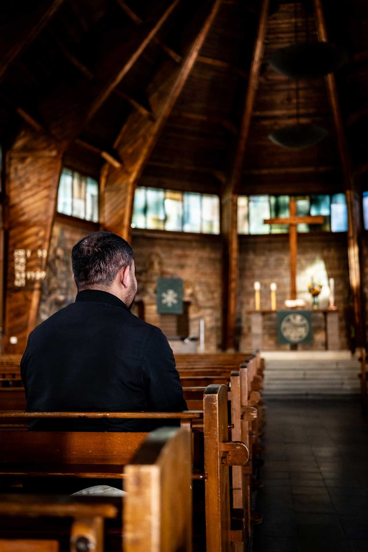 Ahmad, geflüchtet aus Afghanistan, sitzt in der Darmstädter Matthäuskirche