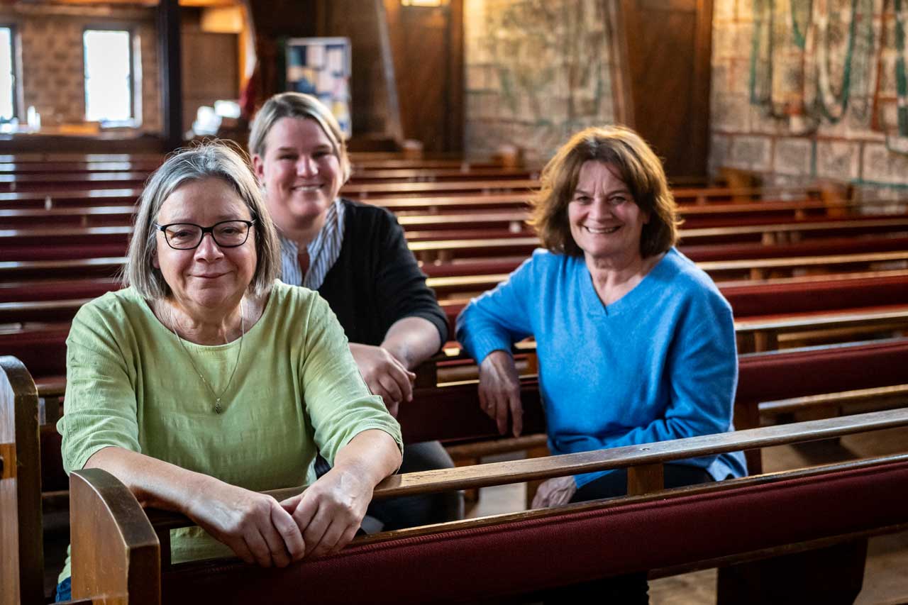 3 Frauen in der Kirchenbank