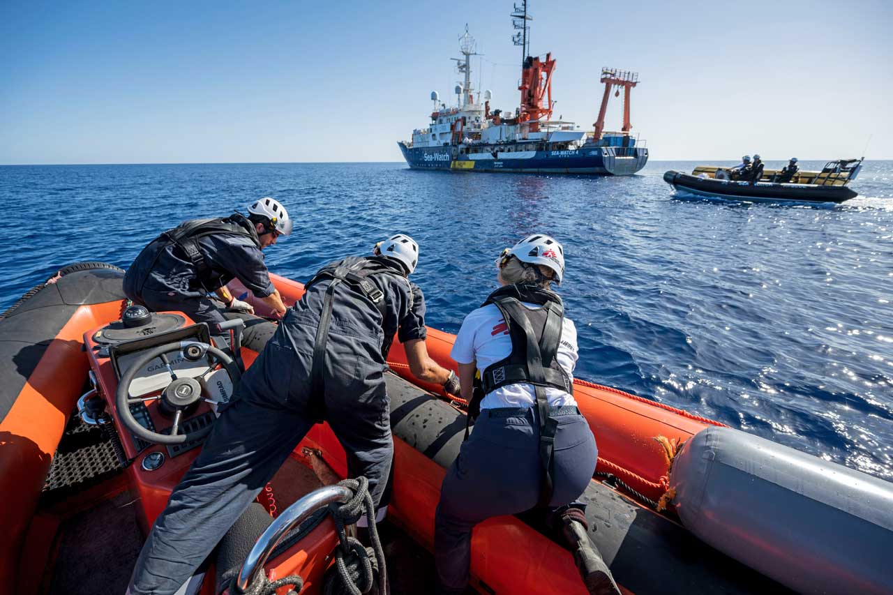 Das Rettungsschiff „Sea-Watch 4“ 2020 im Mittelmeer in der Such- und Rettungszone vor Libyen