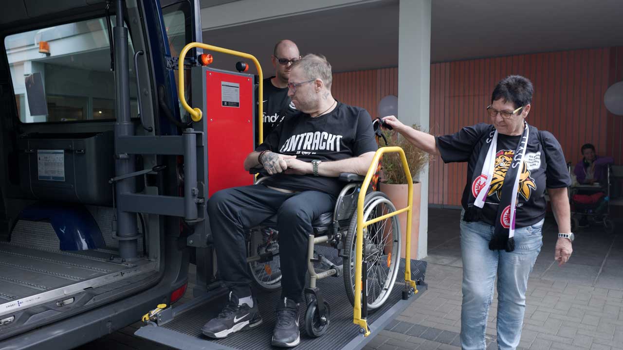 Tobias Kraft und seine Mutter auf dem Weg zum Eintrach-Stadion