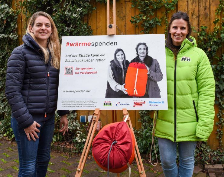Nia Künzer  und Julia Nestle unterstützen die Aktion #wärmespenden Botschafterinnen und verteilen Schlafsäcke an Menschen ohne Wohnsitz