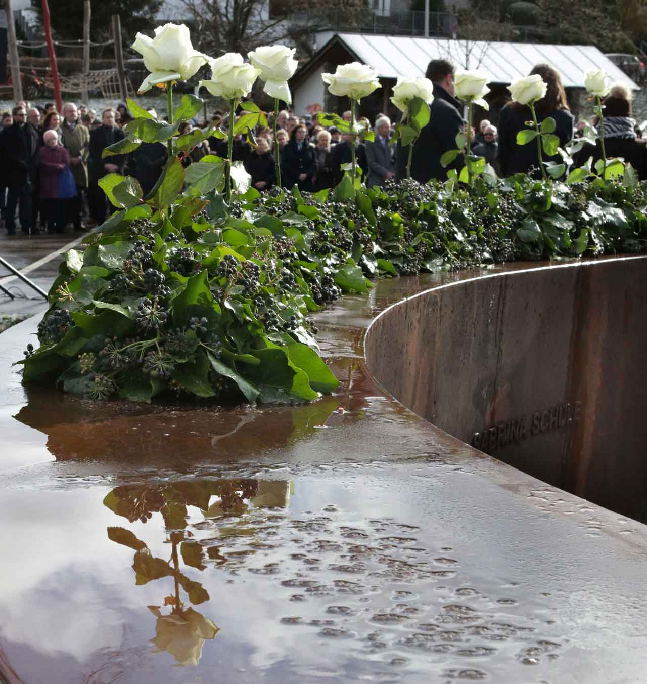 Rosen im Stadtgarten für die Opfer des Amoklaufs - eine Gedenkfeier im Freien