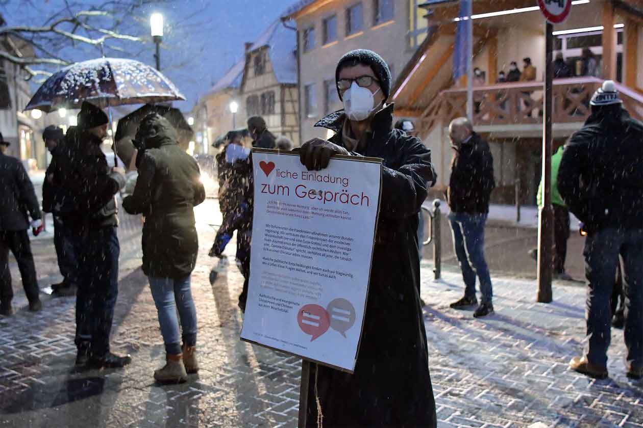 Vetreter von Kirchengemeinden sind zum Gespräch mit "Querdenkern" bereit - aber die Atmosphäre ist frostig.