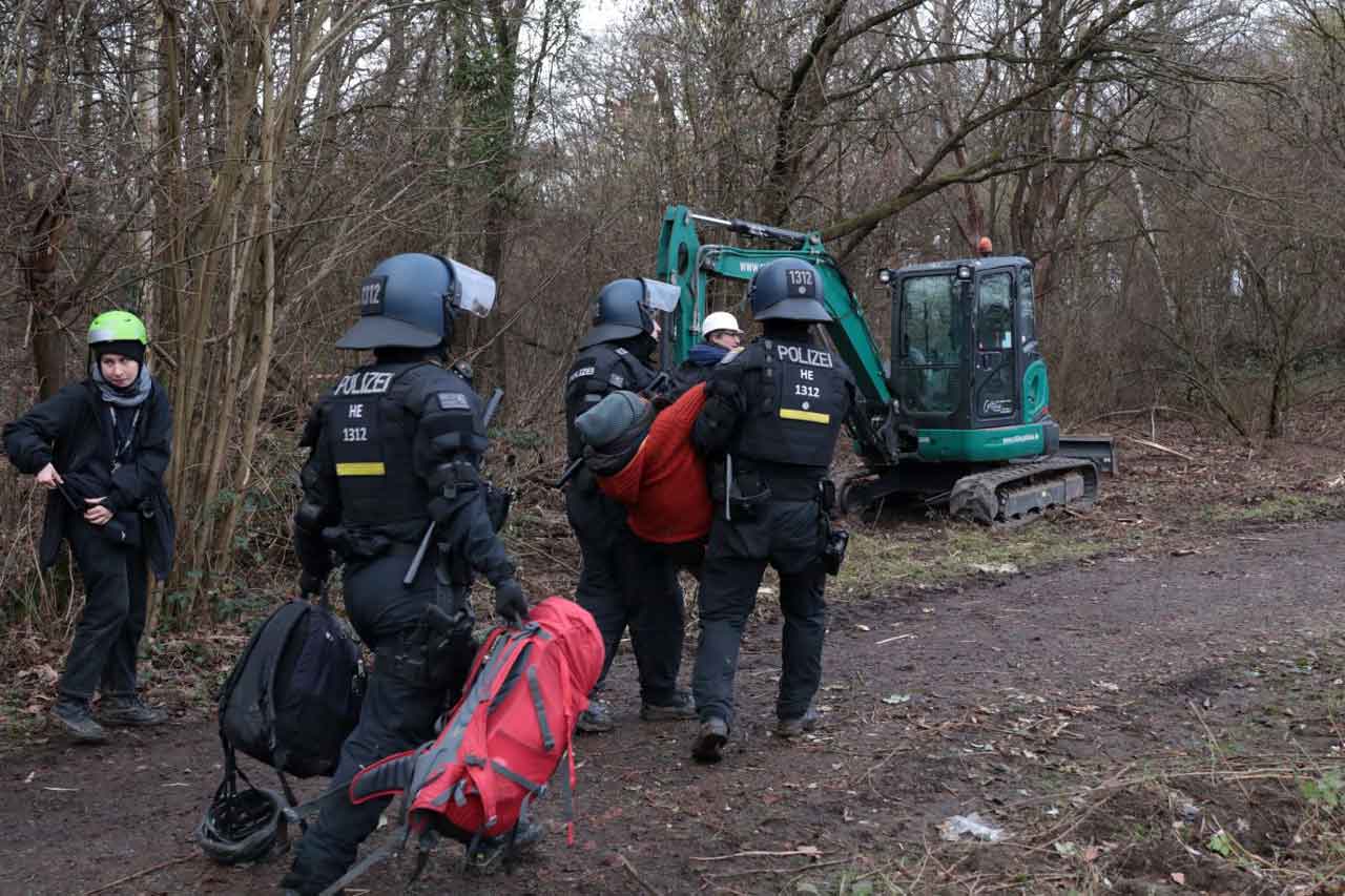 Polizisten räumen den Fechenheimer Wald und tragen einen Aktivisten weg