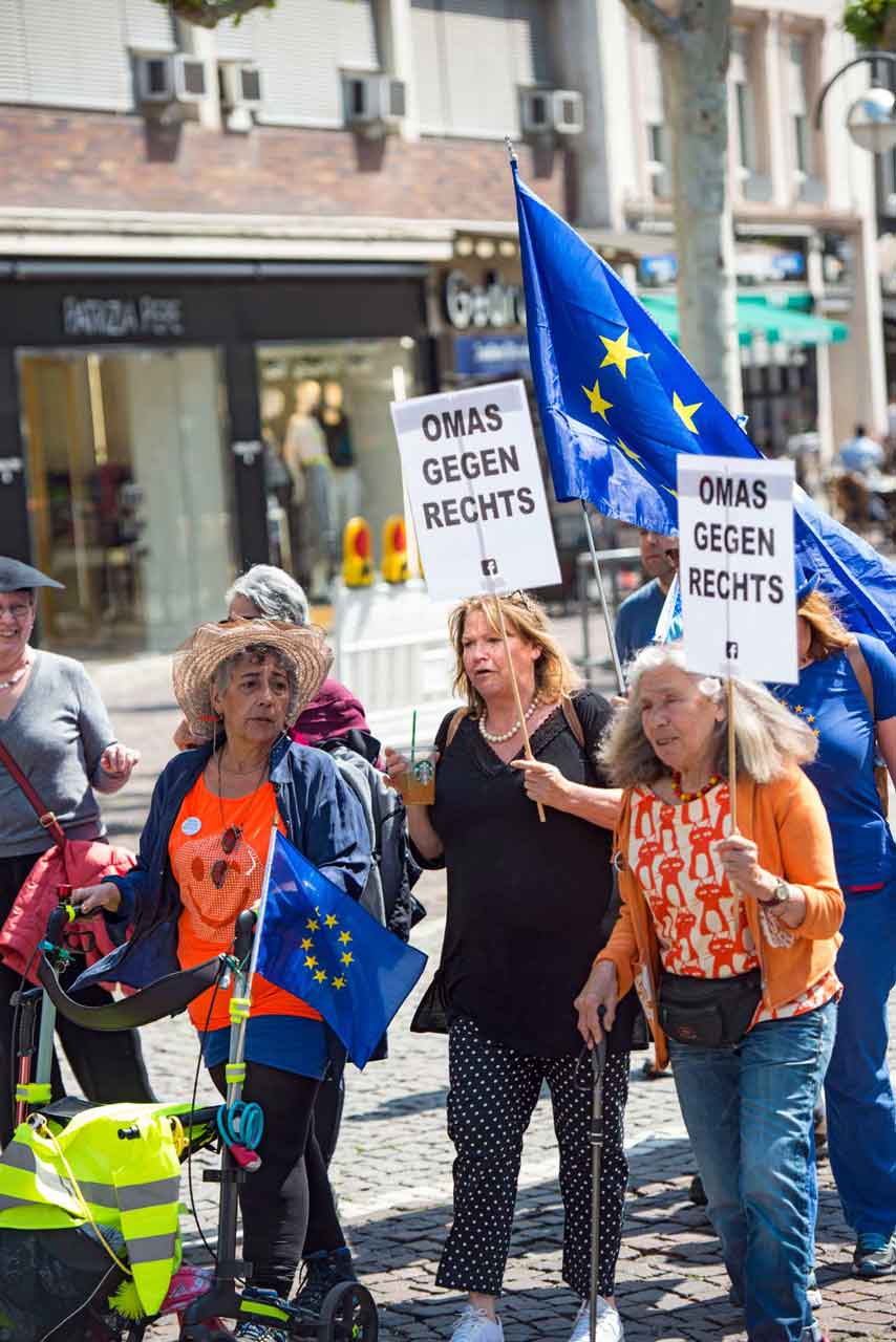 Sie sind alt, laut und haben ein Ziel: für die Demokratie kämpfen. In Deutschland gibt es zahlreiche "Omas gegen rechts"-Gruppen.