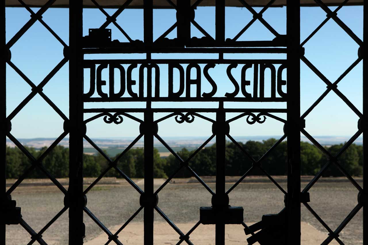 Das Motto am Eingangstor des Konzentrationslagers Buchenwald in der nähe von Weimar: „Jedem das seine“