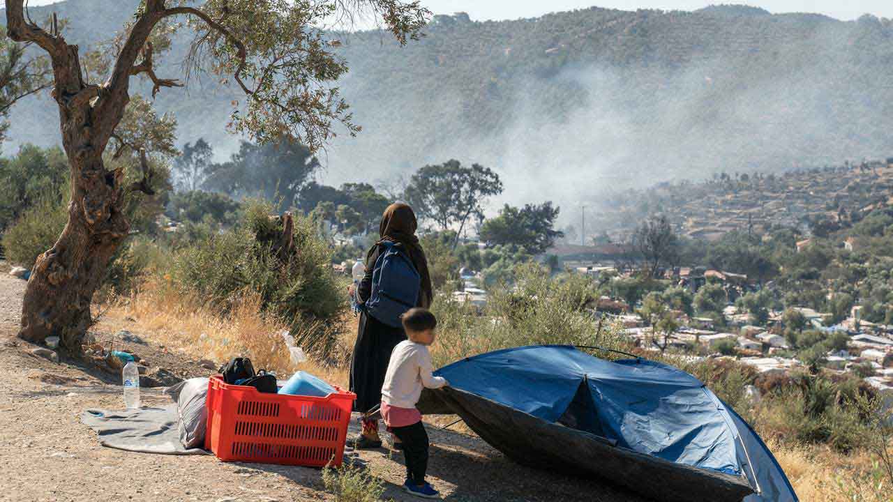 Durch ein Feuer im Camp für Geflüchtete auf der griechischen Insel Moria wurden im September 2020 Tausende über Nacht obdachlos. Die Initiative „Lesvossolidarity“ unterstützt besonders hart Betroffene wie beispielsweise Mütter und Minderjährige.