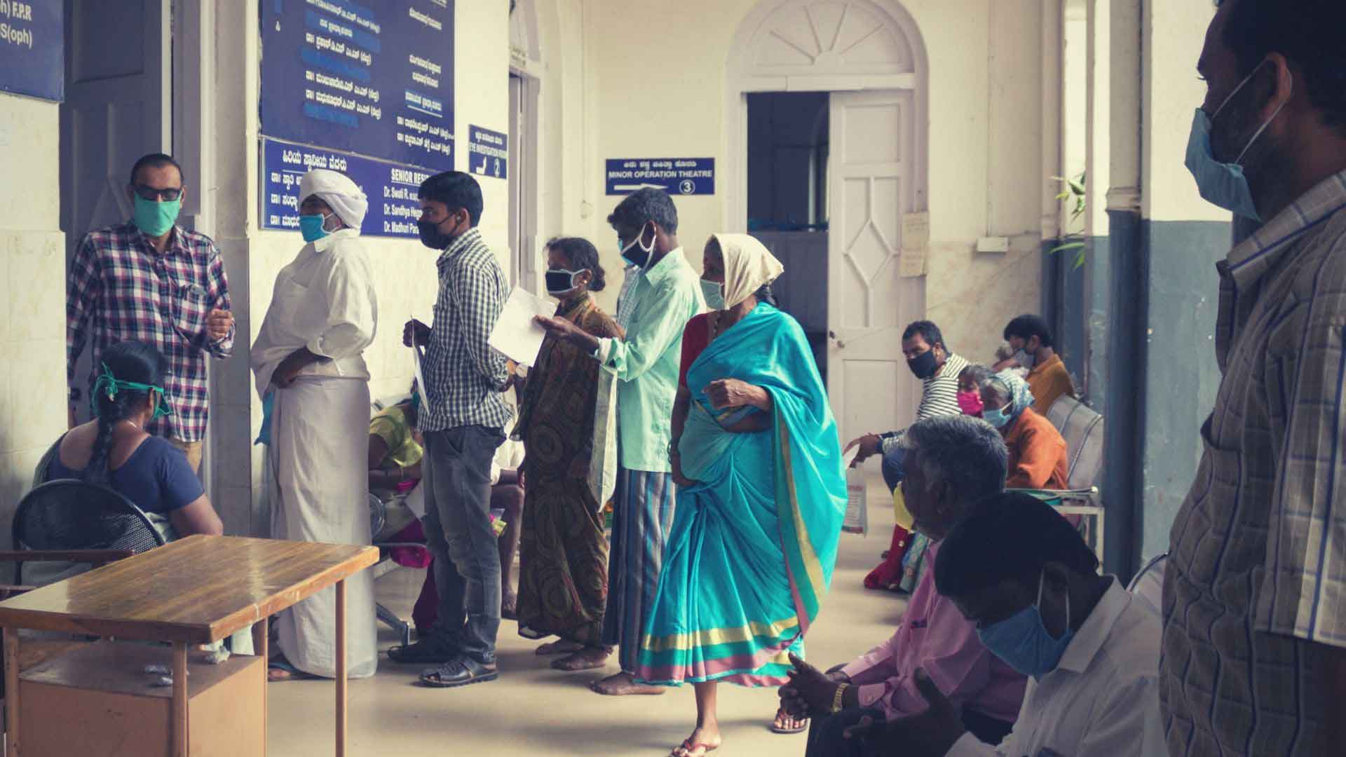 Covid-19 Patient:innen in der Schlange im Krankenhaus in Mysore/Indien