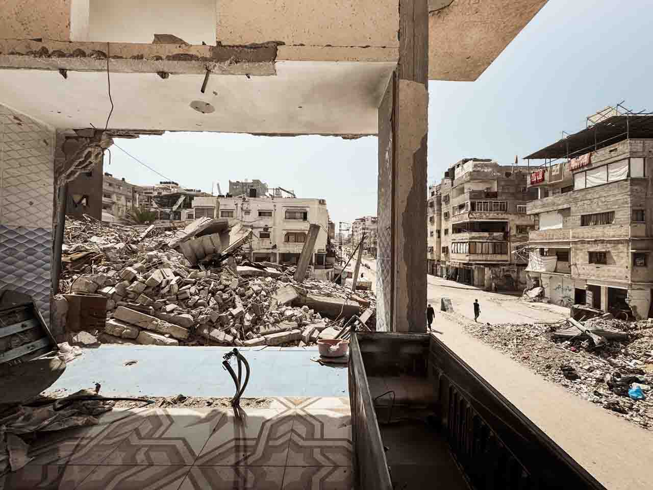 Zerstörte Wohnung vor weiteren Trümmern im Gazastreifen