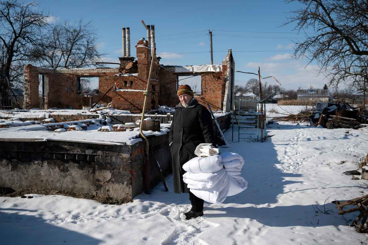 07. Februar 2023. Anna Yurchenko zeigt ihr Haus, das zu Beginn des Krieges 2022 in Ivanivka, etwa zwei Autostunden nördlich der Hauptstadt Kiew, von vorrückenden russischen Truppen zerstört wurde. 