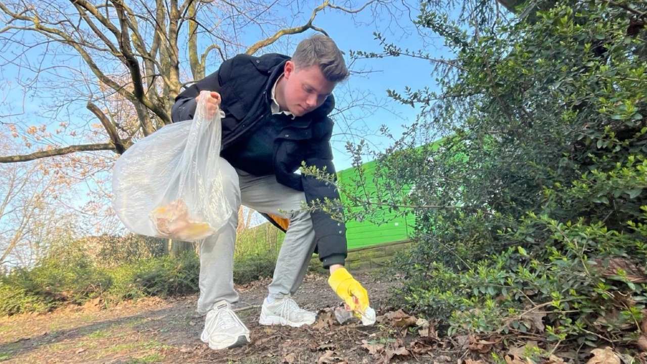 indeon-Reporter Christian Spangenberg sammelt Müll im Park