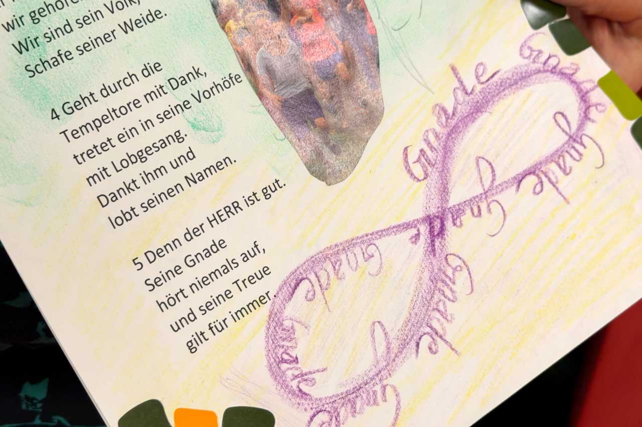 Das Unendlichkeitszeichen und das Wort Gnade ist an die Ränder geschrieben