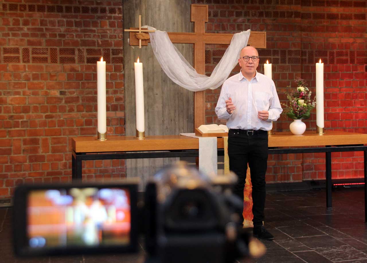 Pfarrer Klaus Neumeier feiert digitale Live-Gottesdienste in Bad Vilbel.