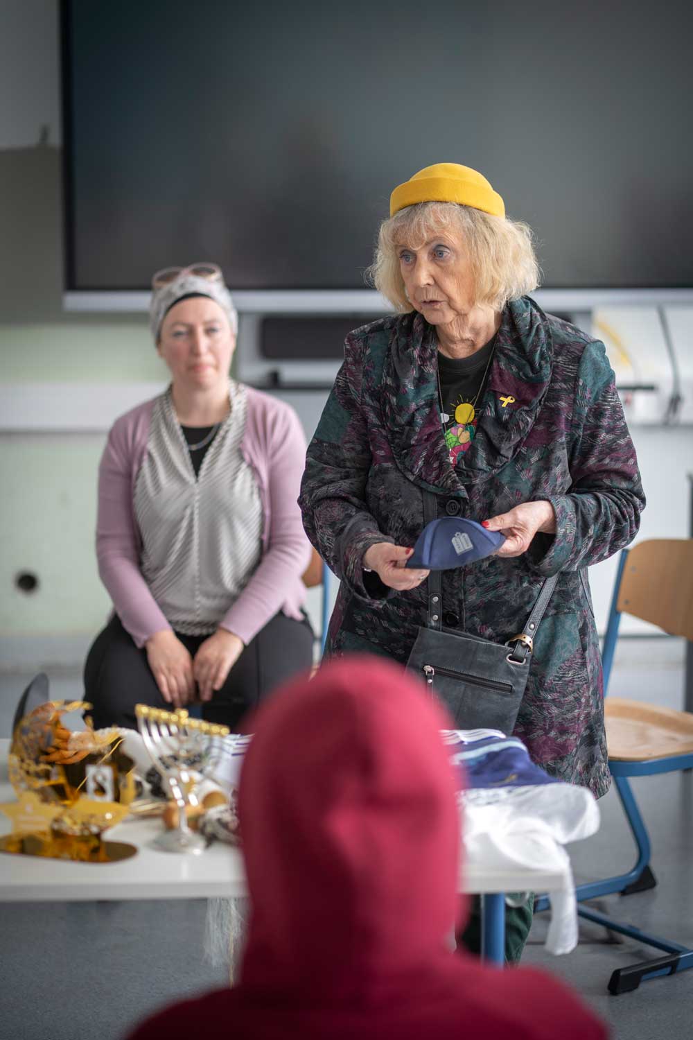 Petra Kunik erklärt einer Klasse die Kippa