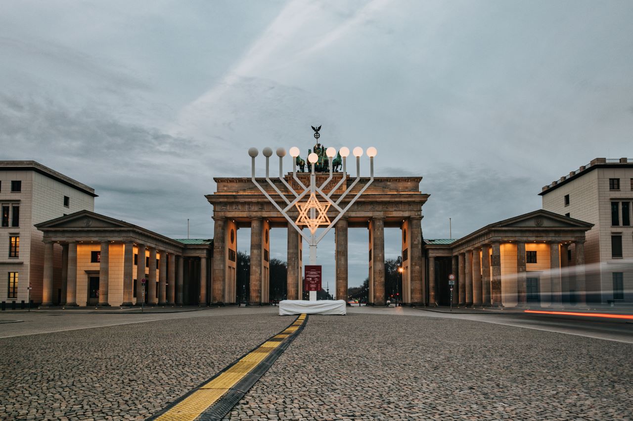 Beleuchtetes Menorah-Symbol vor dem Brandenburger Tor in Berlin.