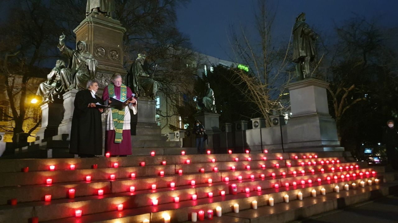 Beten für die Opfer der Corona-Pandemie.