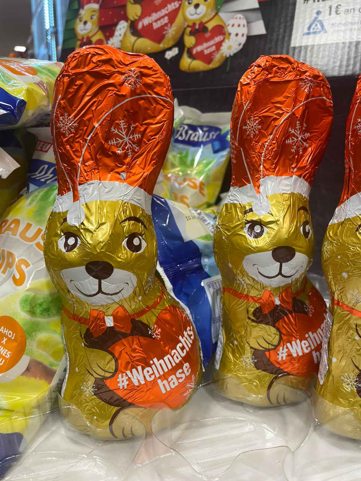 Schoko-Osterhase mit Weihnachtsmütze