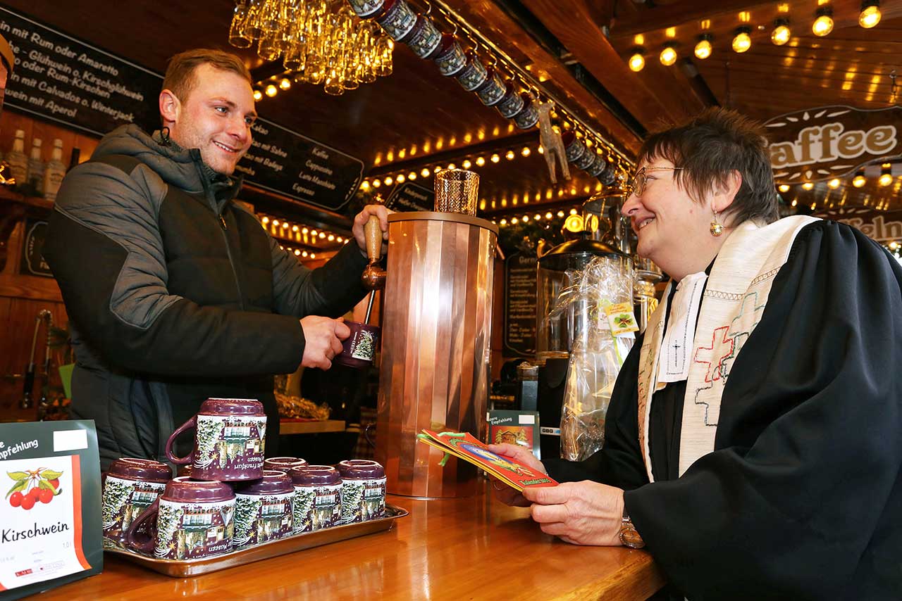 Schaustellerseelsorgerin Christine Beutler-Lotz auf dem Weihnachtsmarkt