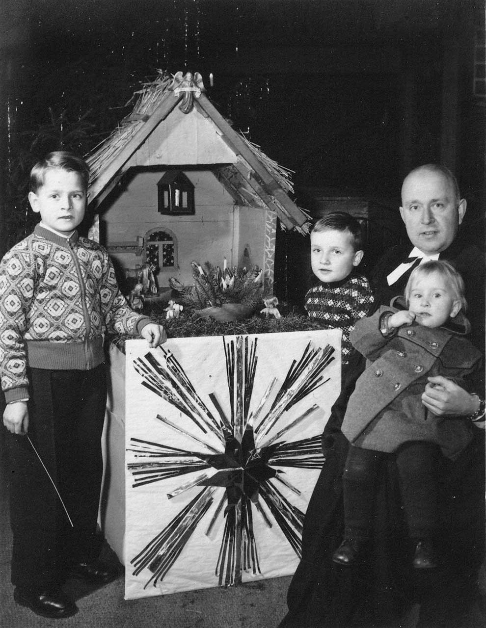 Weihnachten bei Familie Krieger im Jahr 1954 vor der Krippe in der Harpstedter Kirche: Siegmund Krieger mit Bruder Hans-Ulrich, Schwester Cornelia und Vater Herbert Krieger