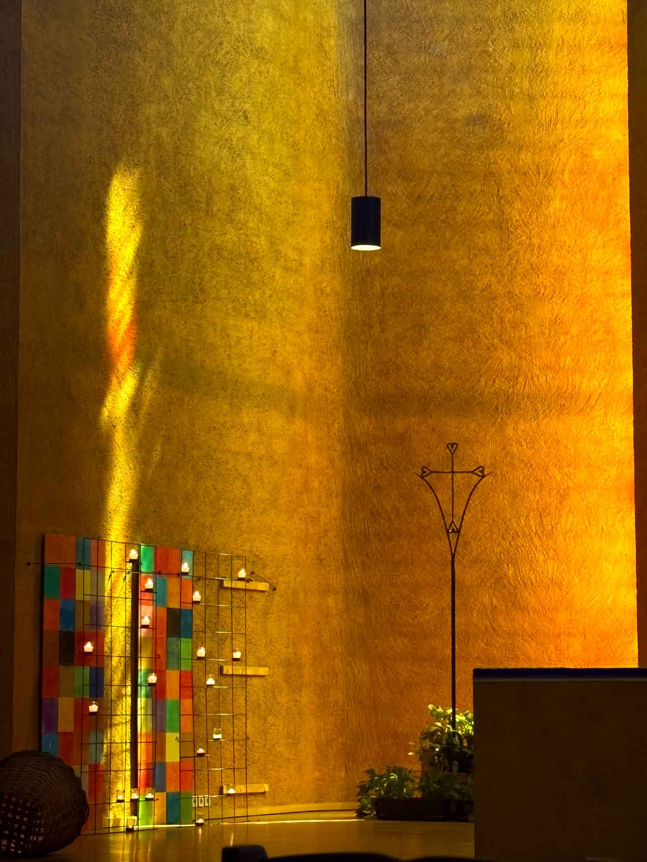 Altarraum und Kreuz in Taizé