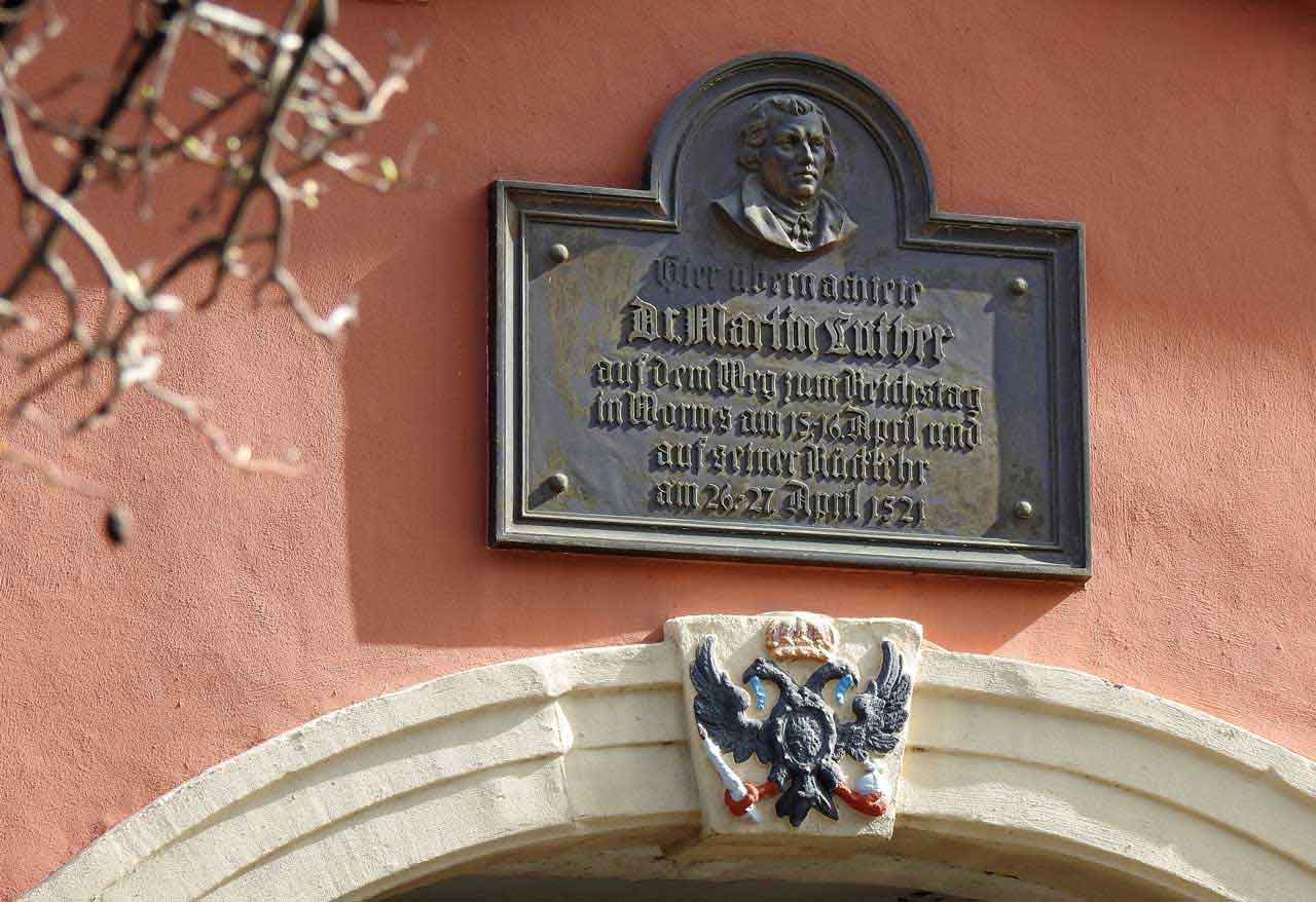 Eine Gedenkplakette in Oppenheim erinnert an das Gasthaus „Zur Kanne“, wo der Reformator Martin Luther übernachtete.