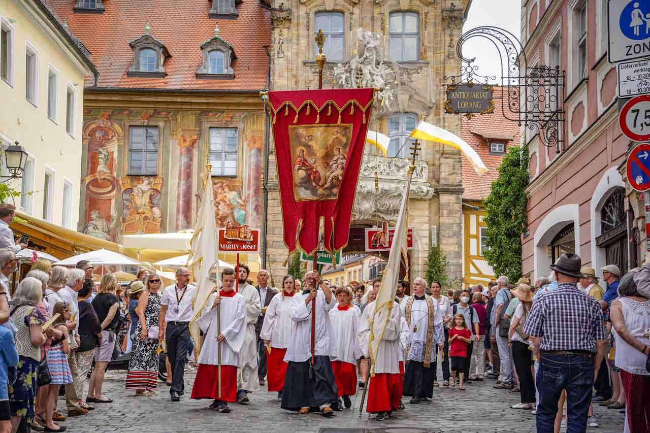 Fronleichnamsprozession am 16.06.2022 in Bamberg. Im Hintergrund das Alte Rathaus.