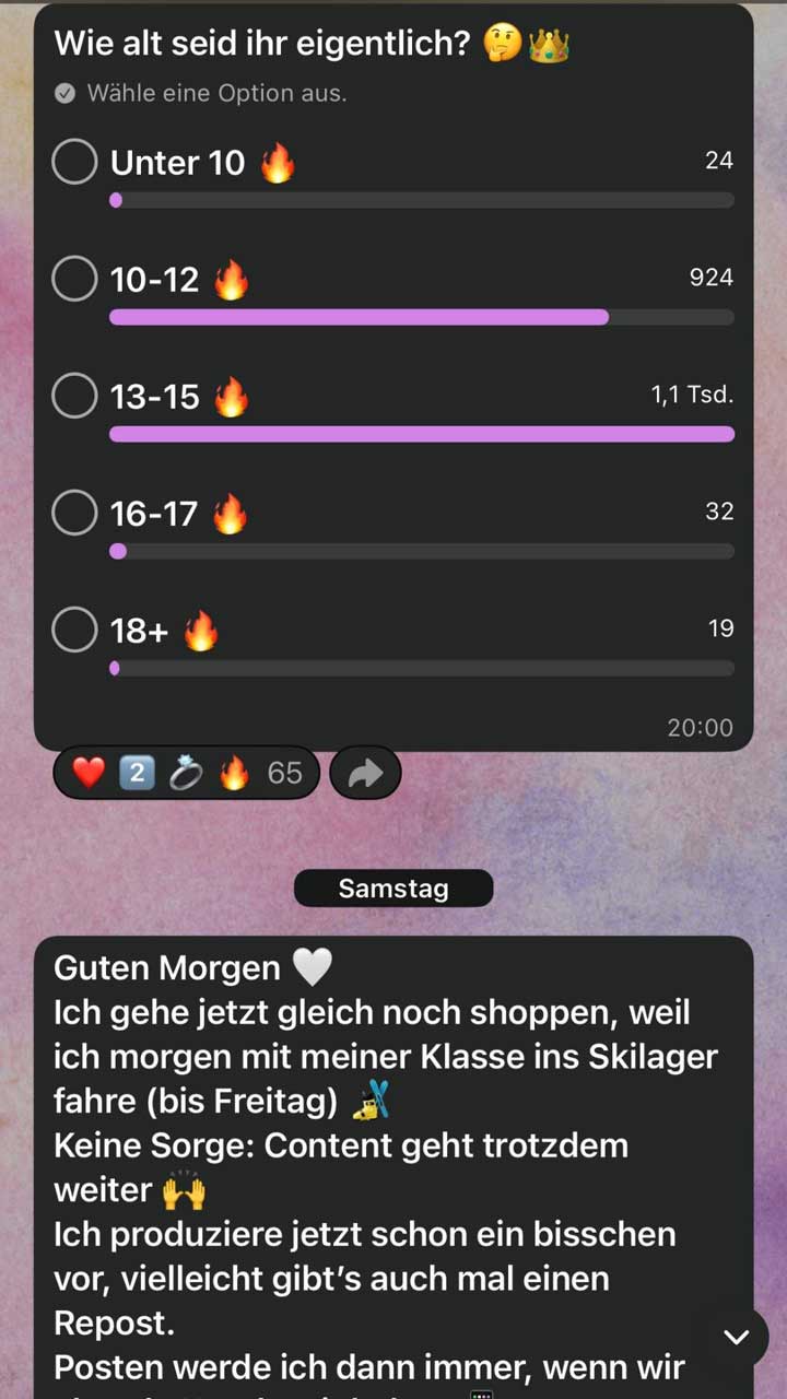 Screenshot einer Social-Media-Umfrage im Dark Mode. Oben steht die Frage: „Wie alt seid ihr eigentlich?“ gefolgt von einem nachdenkenden Emoji und einer Krone. Darunter der Hinweis: „Wähle eine Option aus.“  Es gibt fünf Antwortoptionen, jeweils mit einem Kreis zum Auswählen links, einem Flammen-Emoji neben der Altersangabe und einer horizontalen Abstimmungsleiste:  „Unter 10“ mit 24 Stimmen; die Leiste ist nur minimal gefüllt. „10–12“ mit 924 Stimmen; die Leiste ist etwa zu drei Vierteln gefüllt. „13–15“ mit „1,1 Tsd.“ Stimmen (also rund 1100); die Leiste ist fast vollständig gefüllt und deutlich am längsten. „16–17“ mit 32 Stimmen; die Leiste ist sehr kurz. „18+“ mit 19 Stimmen; ebenfalls eine sehr kurze Leiste.  Die Balken sind in einem lila Farbton dargestellt, der Hintergrund ist schwarz.  Unten rechts steht eine Uhrzeit „20:00“. Darunter sind Reaktionssymbole zu sehen: ein Herz mit der Zahl 2, ein Ring-Emoji ohne sichtbare Zahl und ein Flammen-Emoji mit der Zahl 65. Daneben befindet sich ein Pfeil-Symbol zum Teilen.  Unterhalb der Umfrage ist ein Datumslabel „Samstag“ zu sehen, gefolgt von einem weiteren schwarzen Textfeld mit einer Nachricht (nur teilweise im Bild sichtbar).