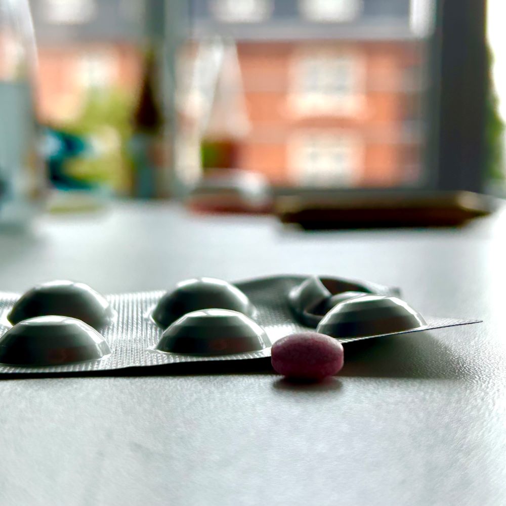 B12-Tabletten auf einem Tisch