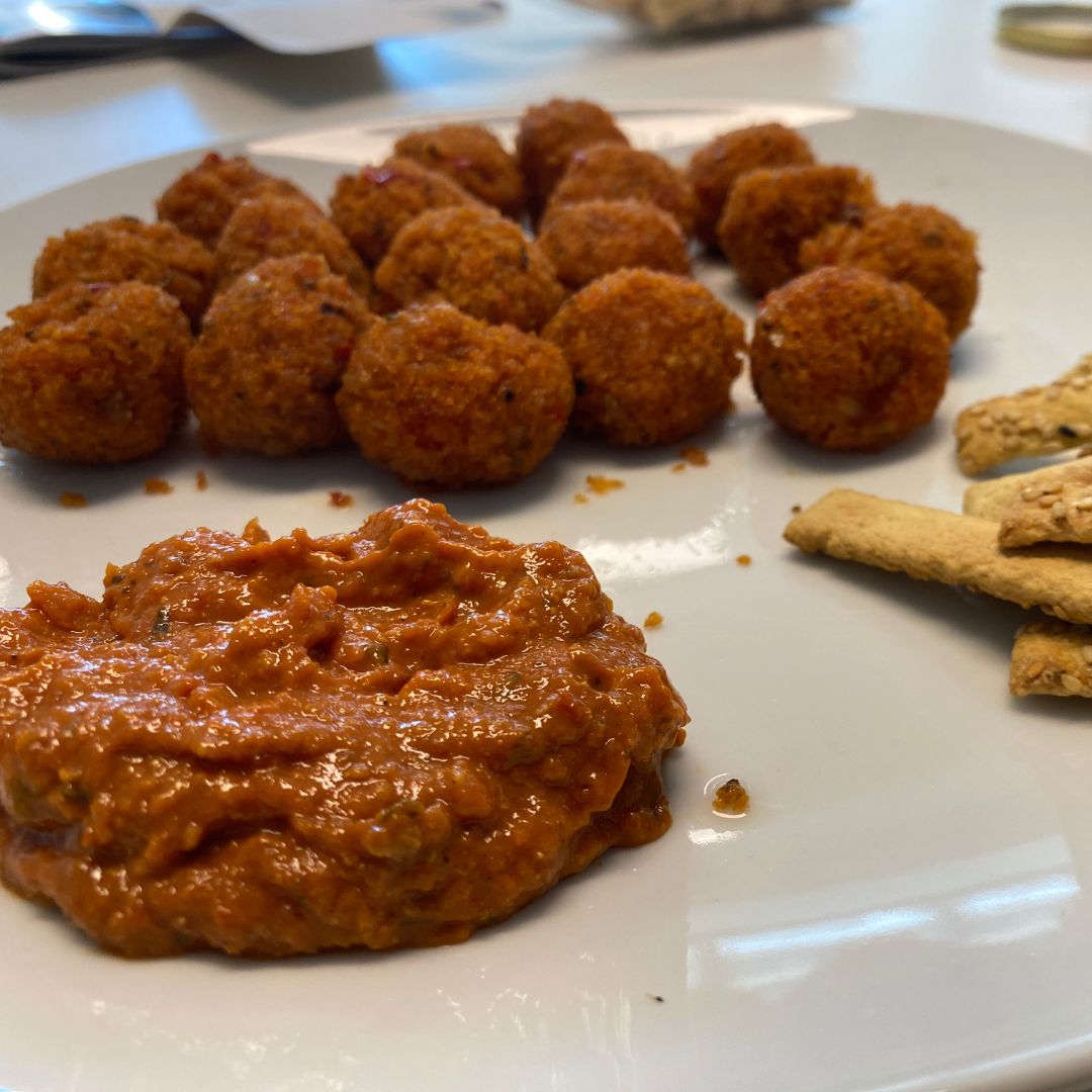 Falafel, Cracker und Tomatensoße