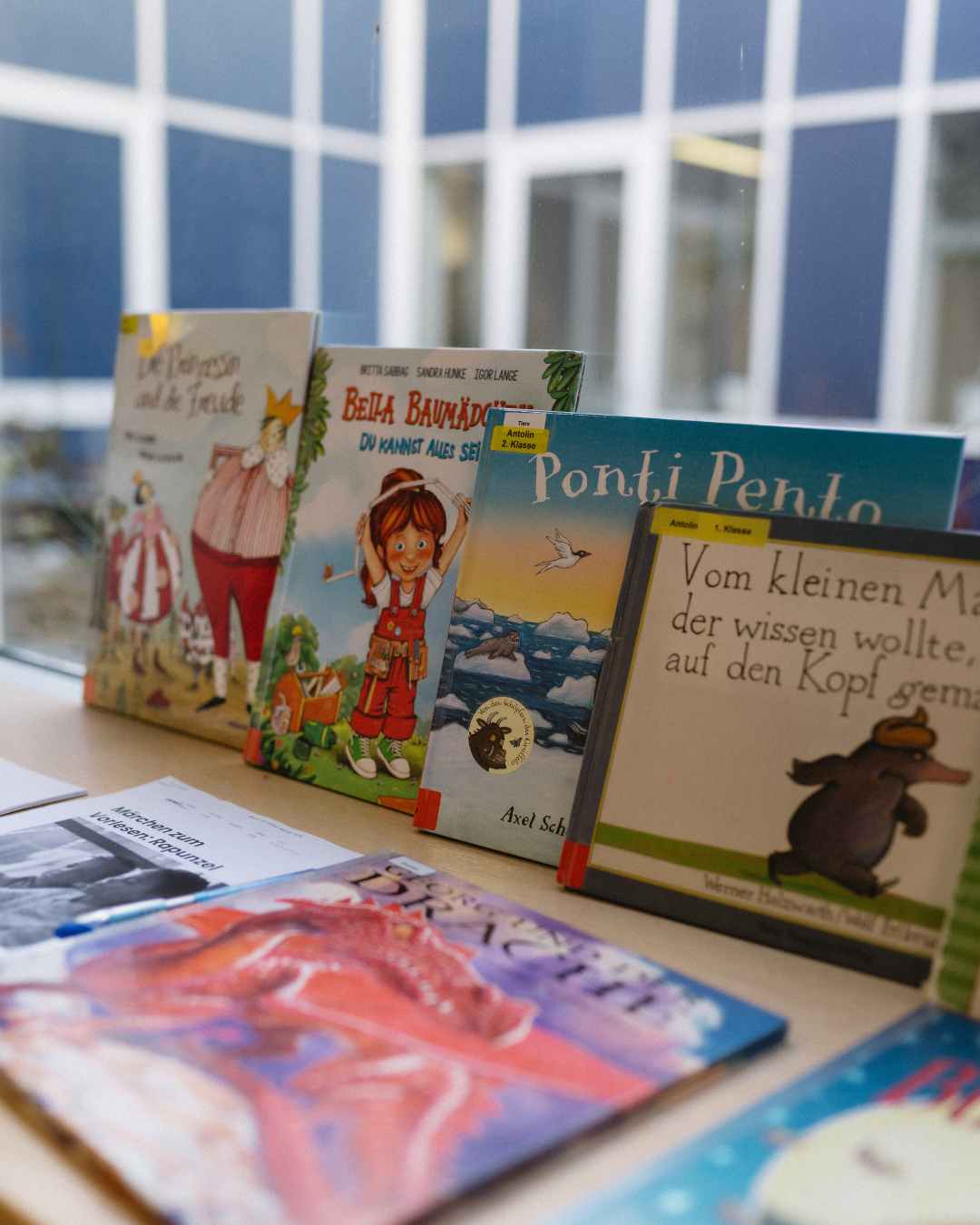 Verschiedene Kinderbücher auf einem Tisch