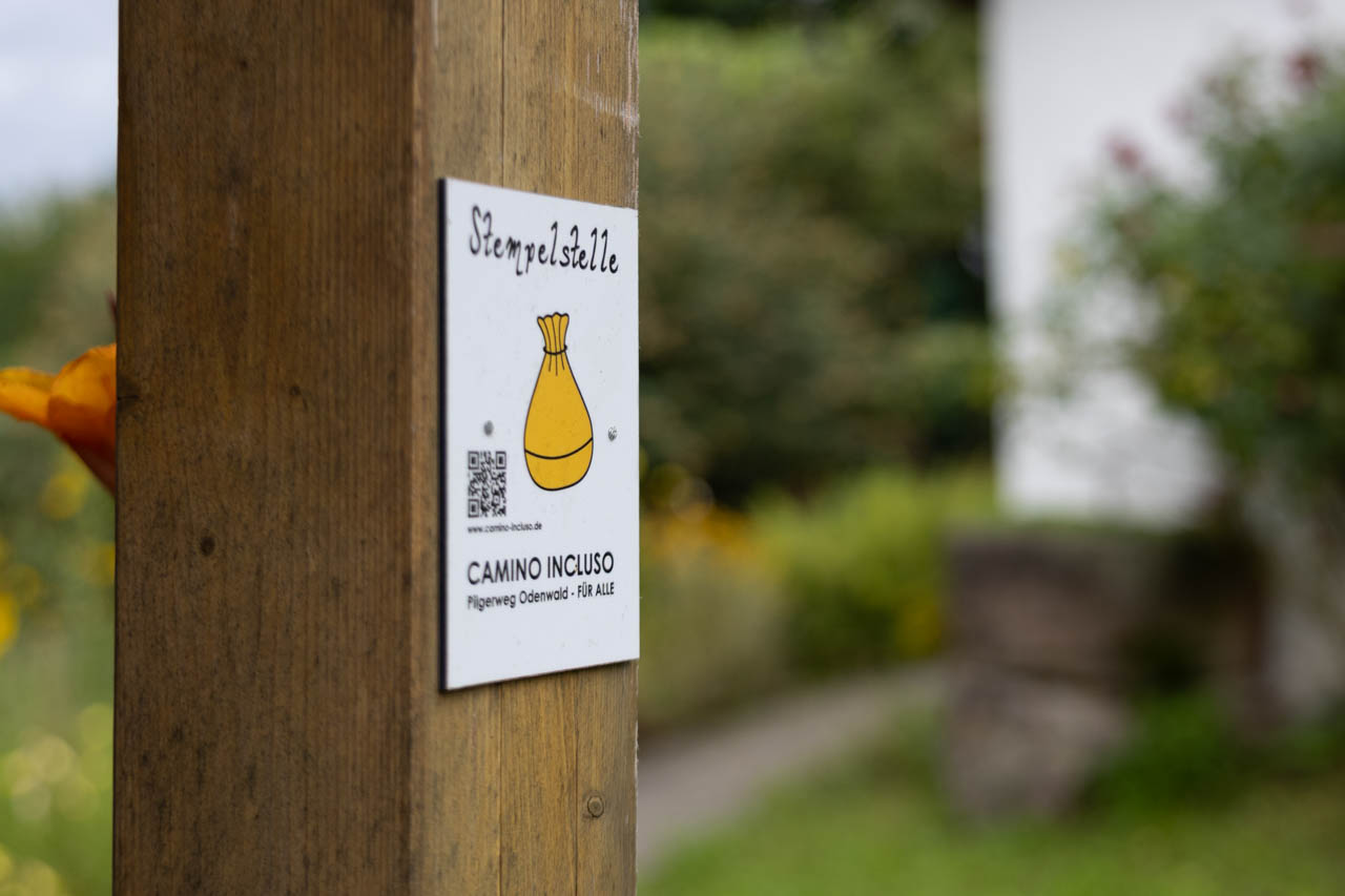 der gelbe Beutel ist das Pilgerzeichen des Camino Incluso