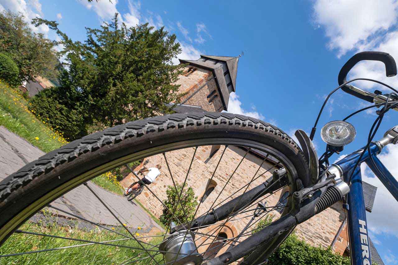 Ein Fahrrad vor einer Kirche