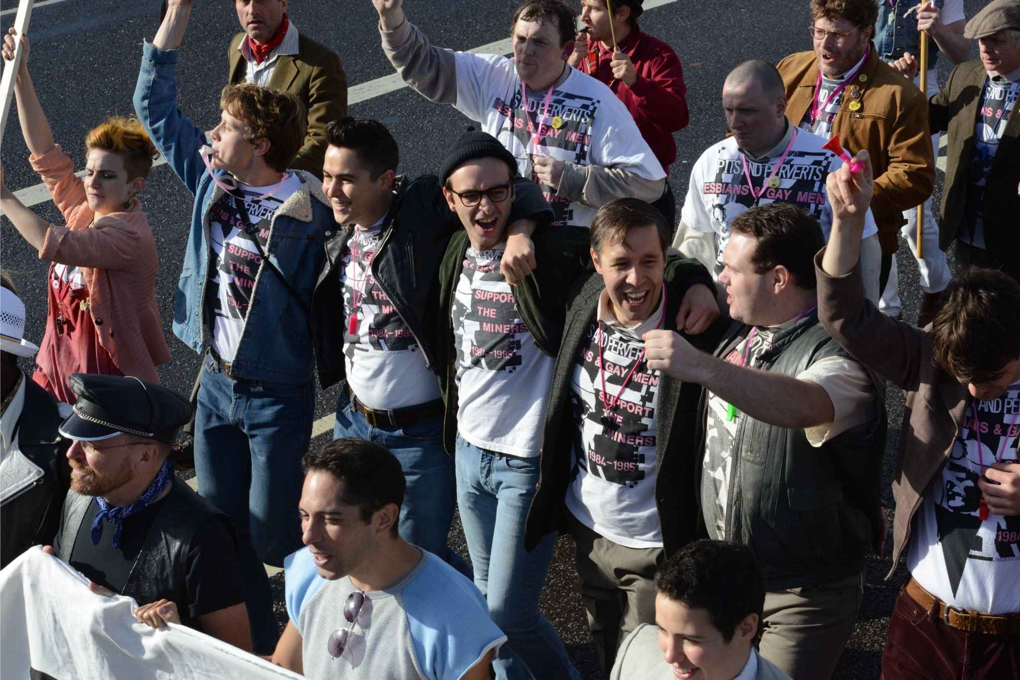 Eine große Gruppe von Demonstrierenden mit bedruckten T-Shirts und Bannern.