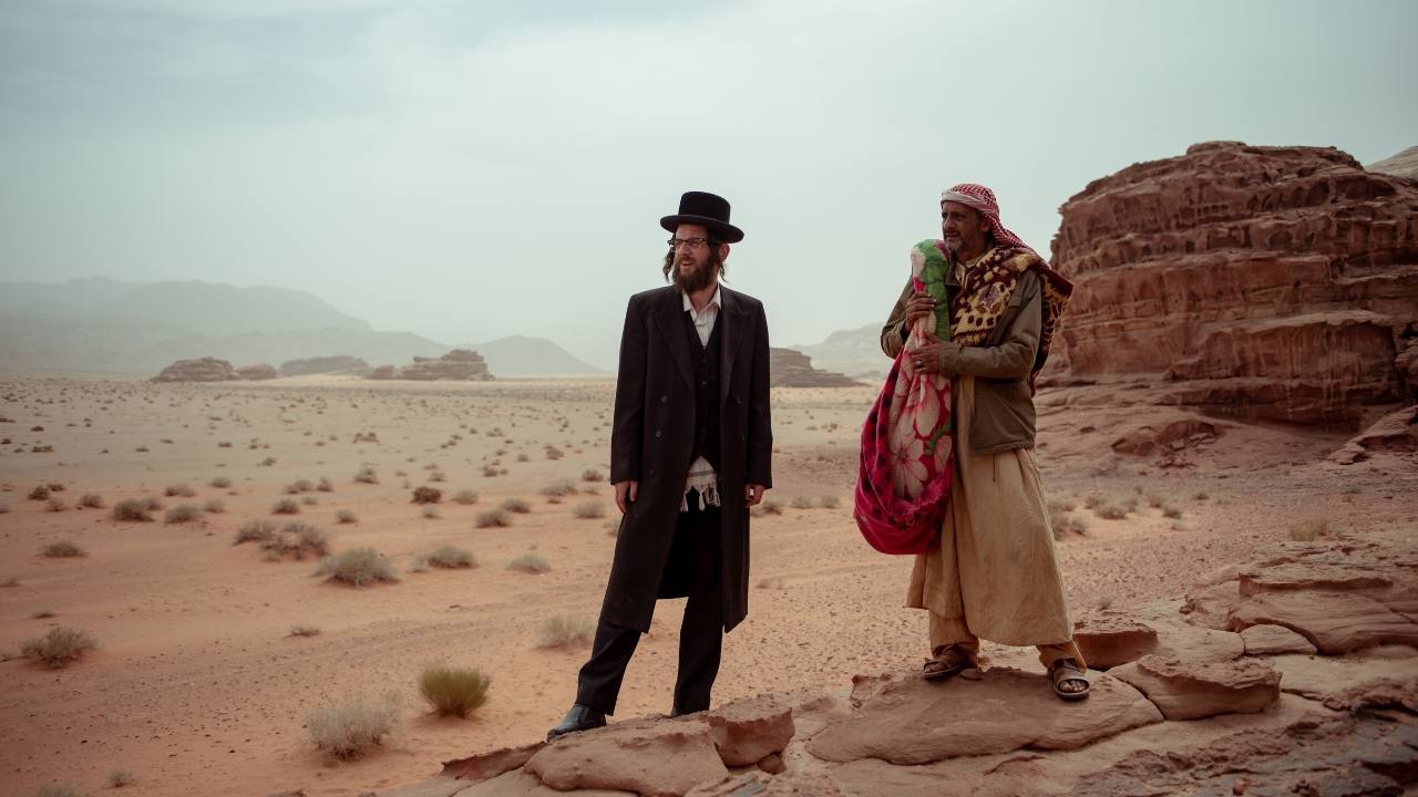 Ben und Adel wandern durch Wüste. Die beiden stehen unter Zeitdruck und ihnen droht das Wasser auszugehen.