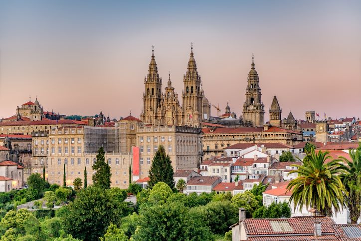 Blick aus der Stadt auf die Kathedrale