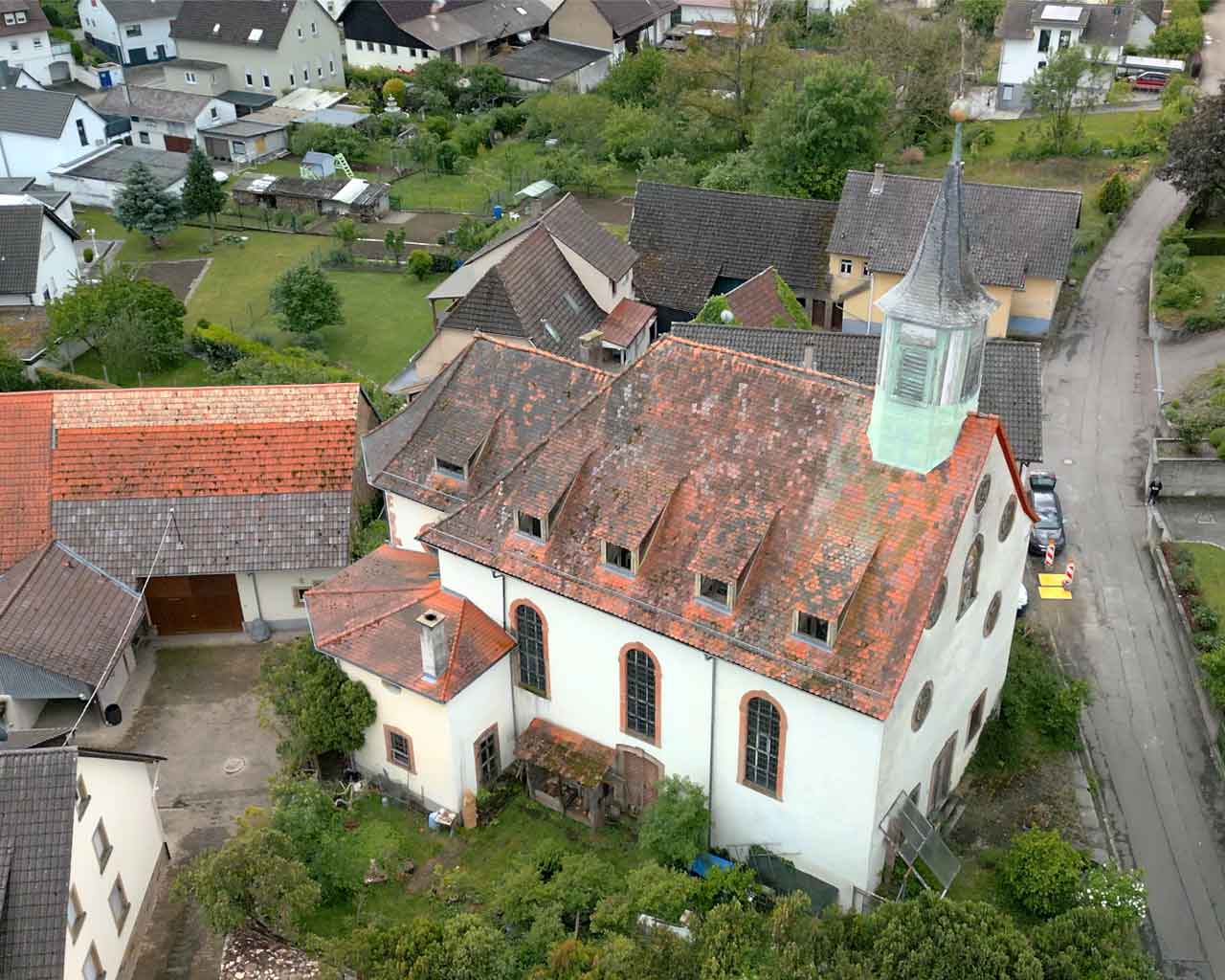 Drohnenaufnahme: Die ehemalige Kirche mitten im Ort
