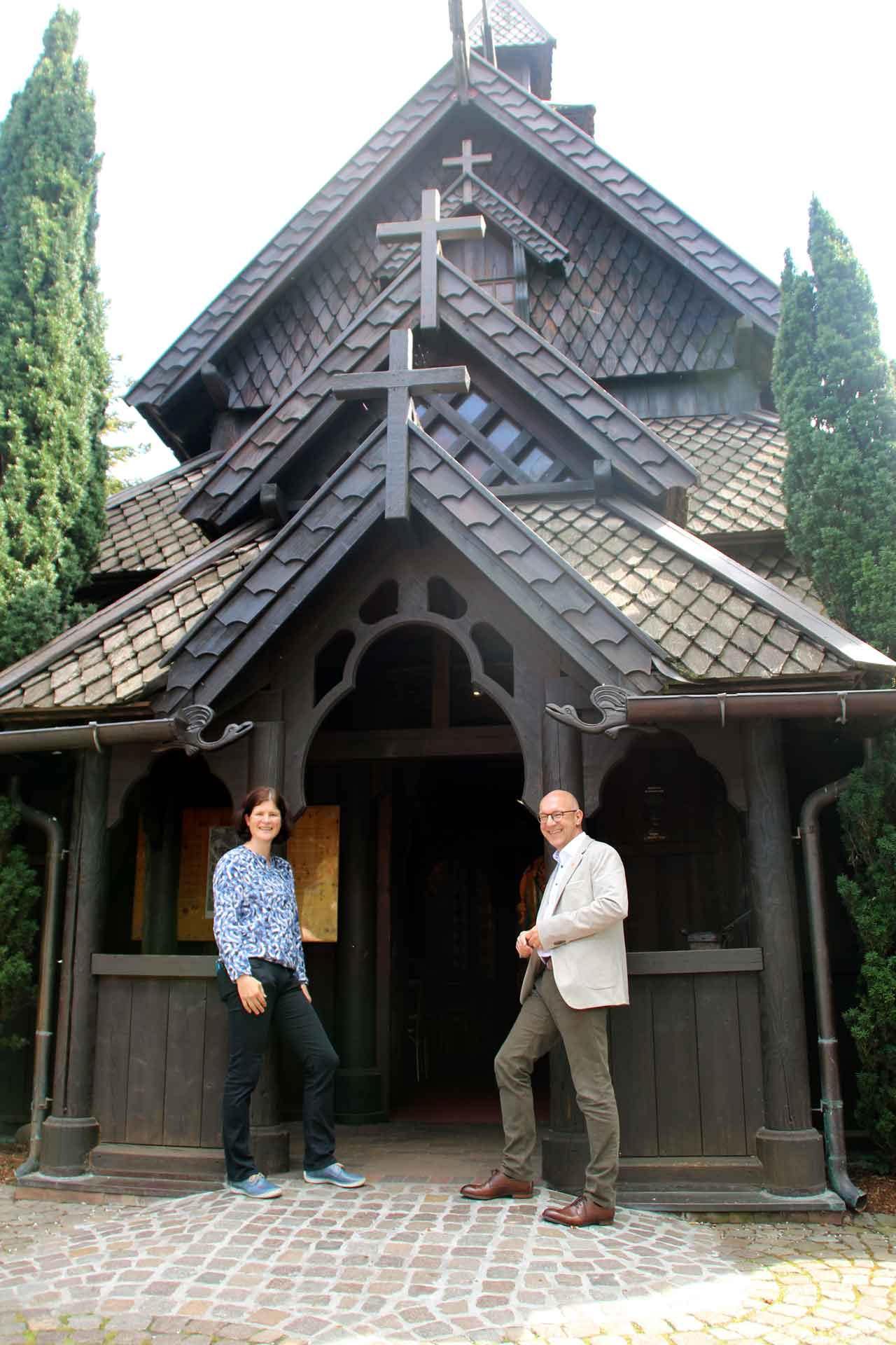 Die beiden Seelsorger des Europa-Parks, Thomas Schneeberger (r) und Andrea Ziegler, vor der Stabkirche in Rust (Foto vom 22.04.2025). 