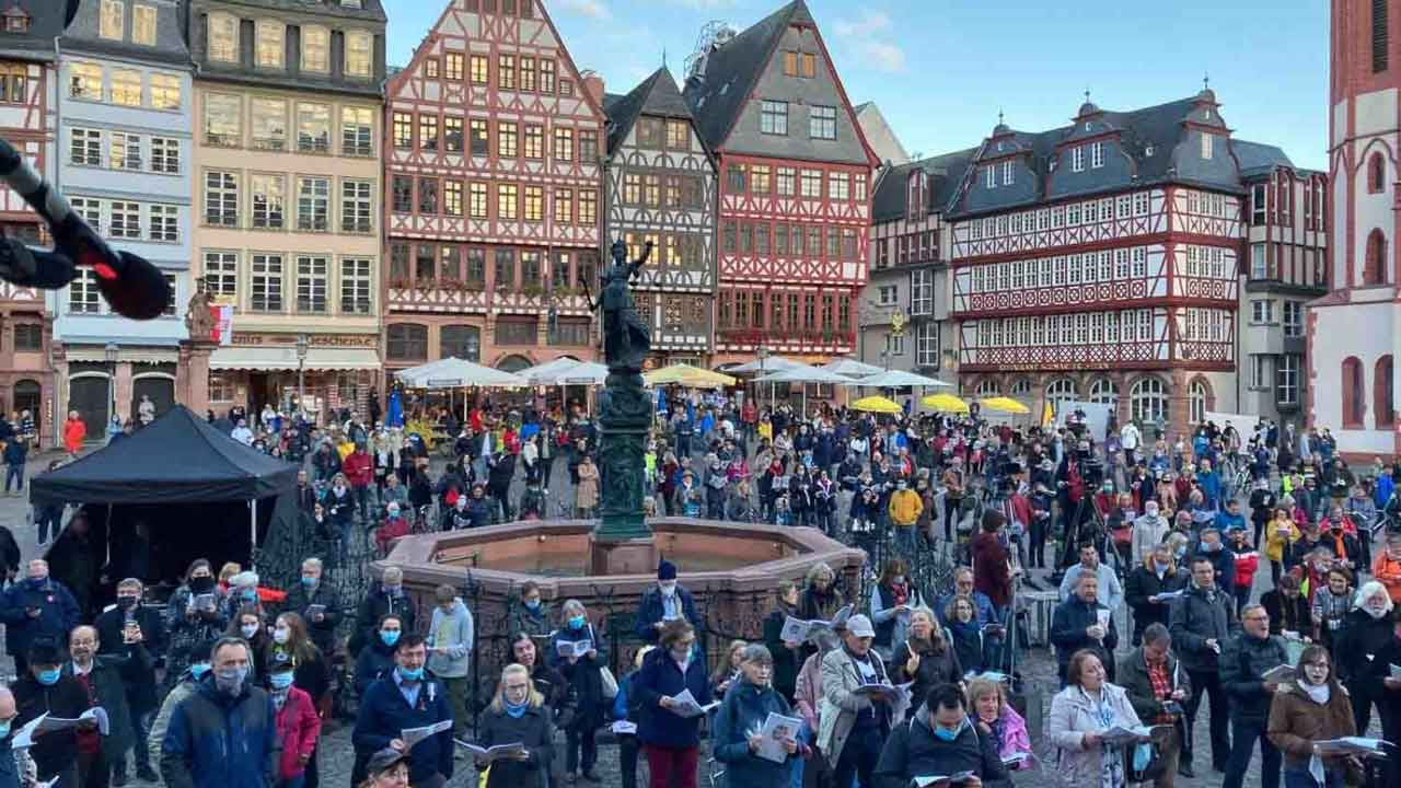 Deutschland singt auch auf dem Frankfurter Römer.