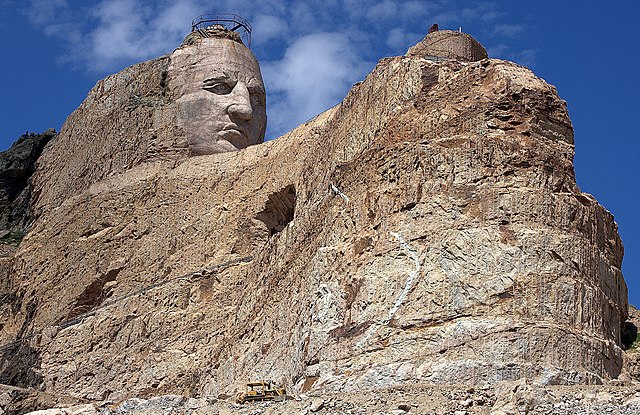Allein der ausgestreckte Arm der Crazy-Horse-Statue soll so lang werden wie ein Fußballfeld.