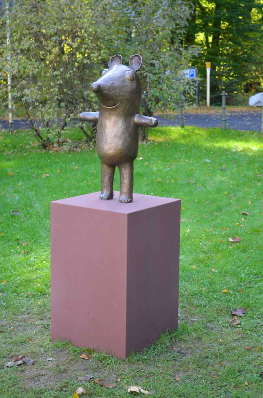 Die Maus aus Bronze, Werk von Isolde Schmitt-Menzel (2013), im Skulpturenpark vor dem Gotischen Haus Bad Homburg.
