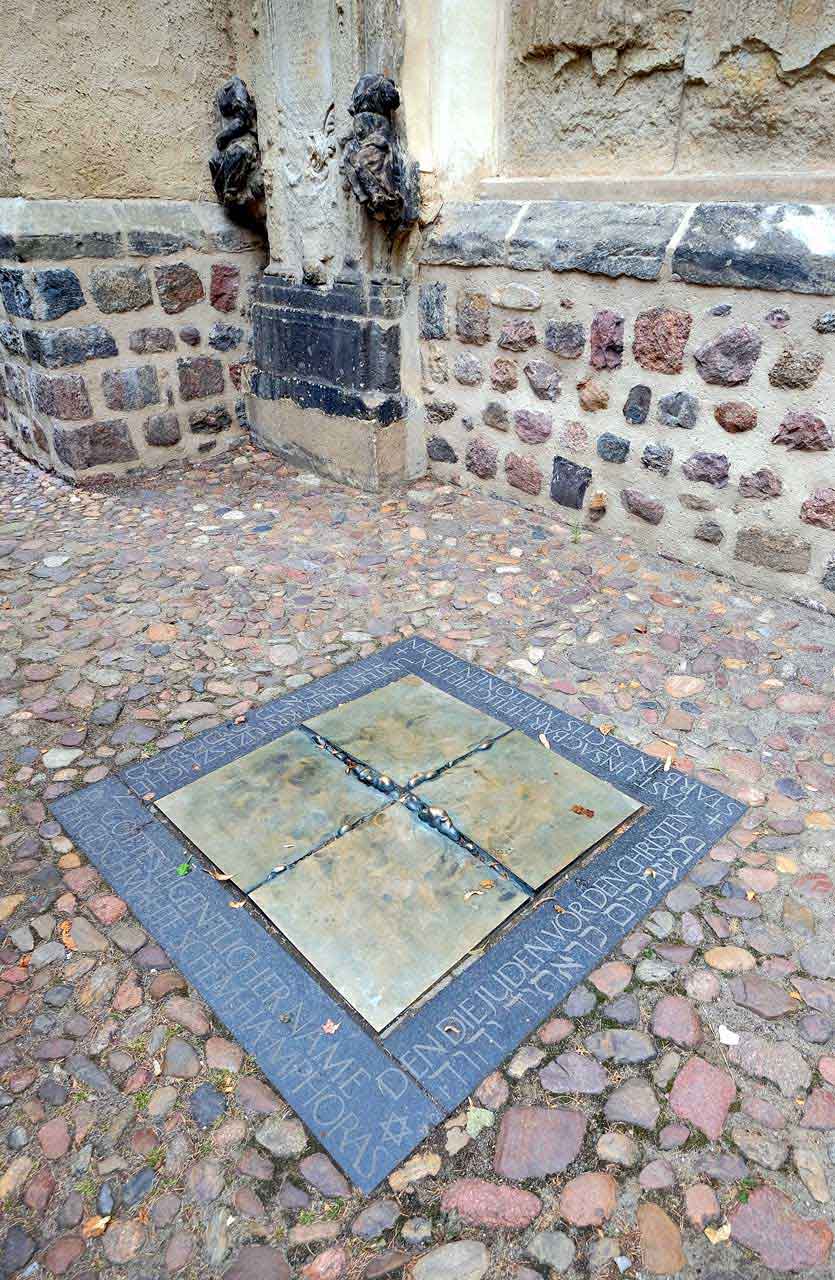4 große Stolpersteine als Mahnmahl in einem Quadrat angeordnet
