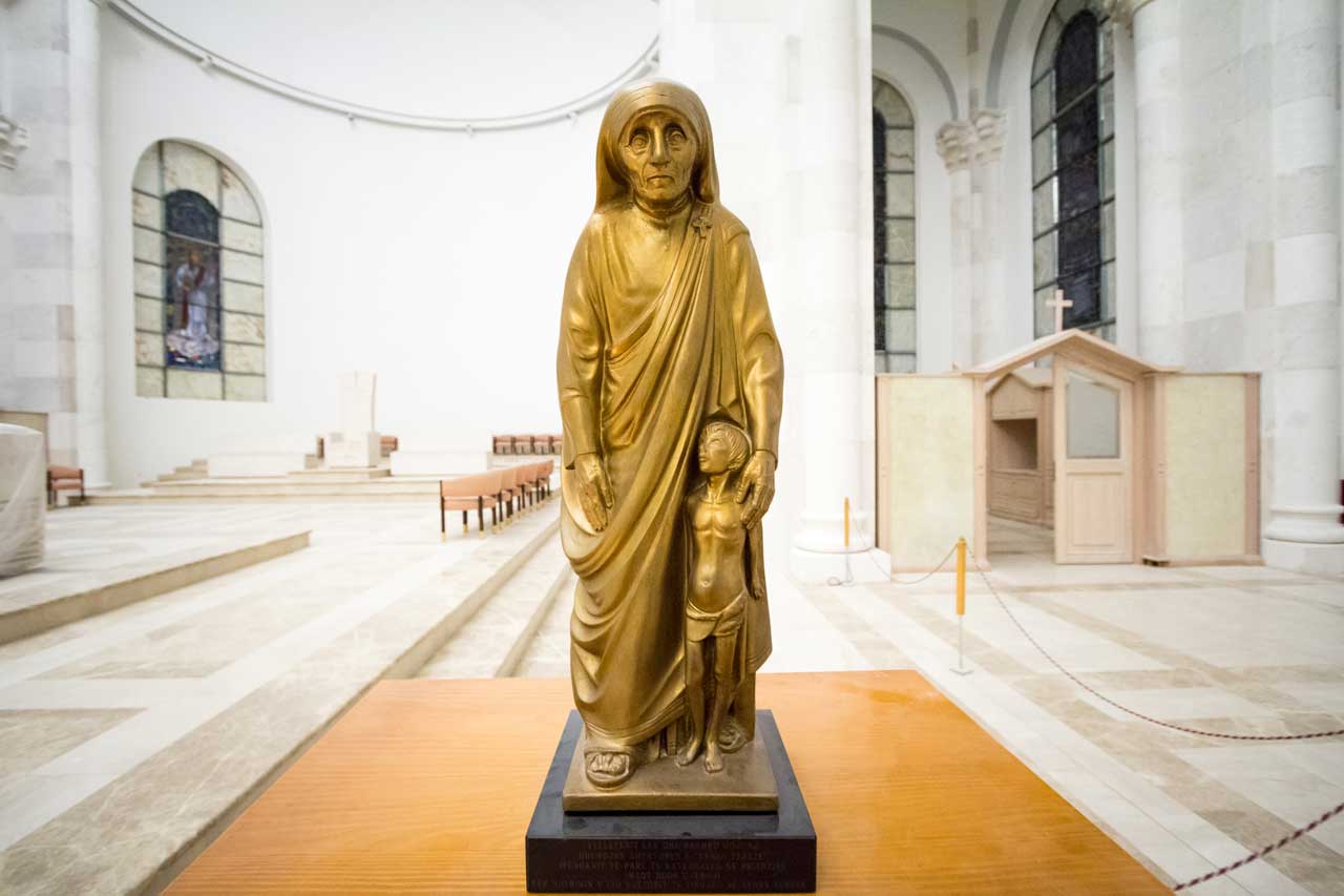 Statue von Mutter Theresa in der Kathedrale von Pristina