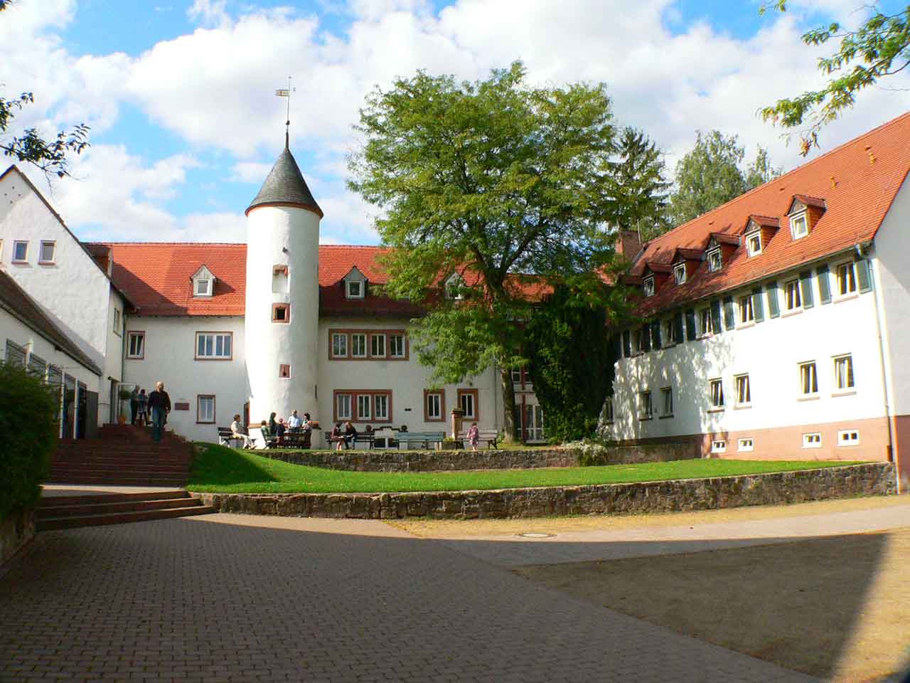 Kloster Höchst (Odenwald, Deutschland): Terrassenhof mit Propsteibau, Treppenturm (um 1200) und Neuem Bau (1962)