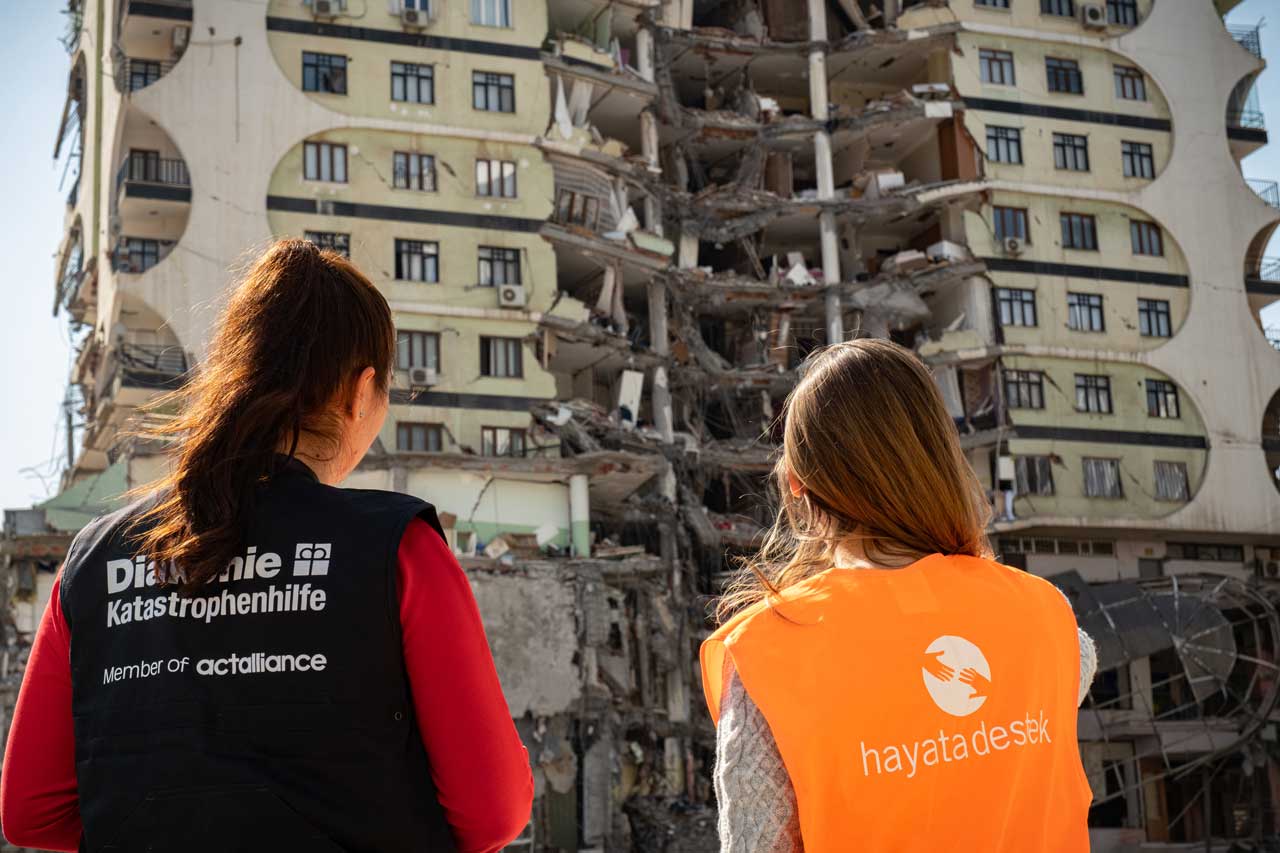 2 Frauen stehen vor dem zerstörten Galeria-Gebäude in Diyarbakir