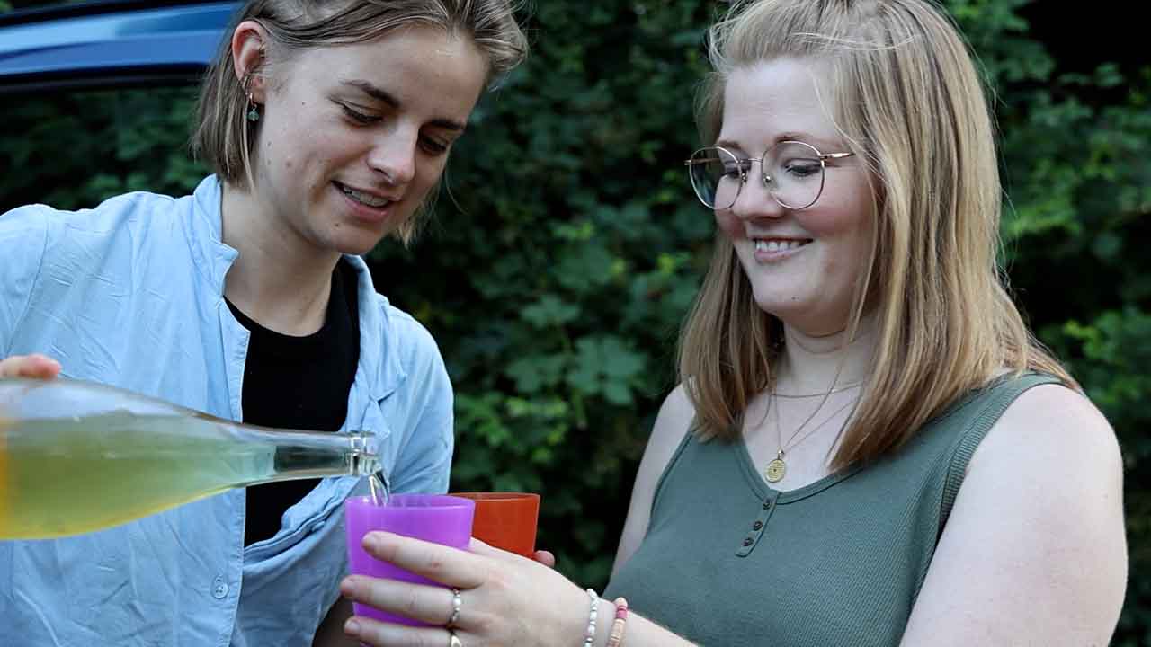 Christine Mootz und Mirjam Skubski schenken Schorle ein