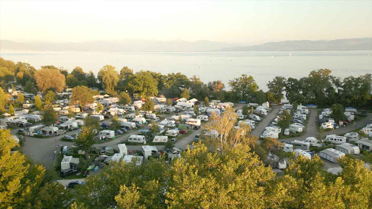 Kirche auf einem Campingplatz am Bodensee