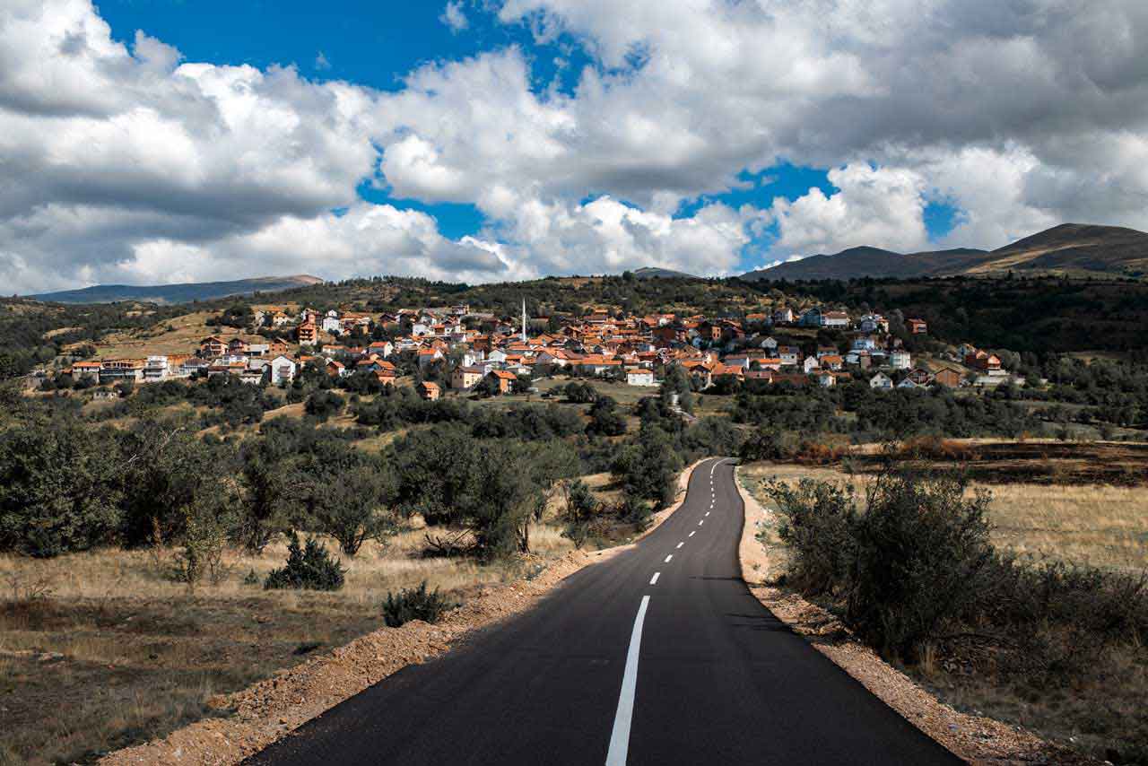 Aussicht auf ein Dorf im Kosovo