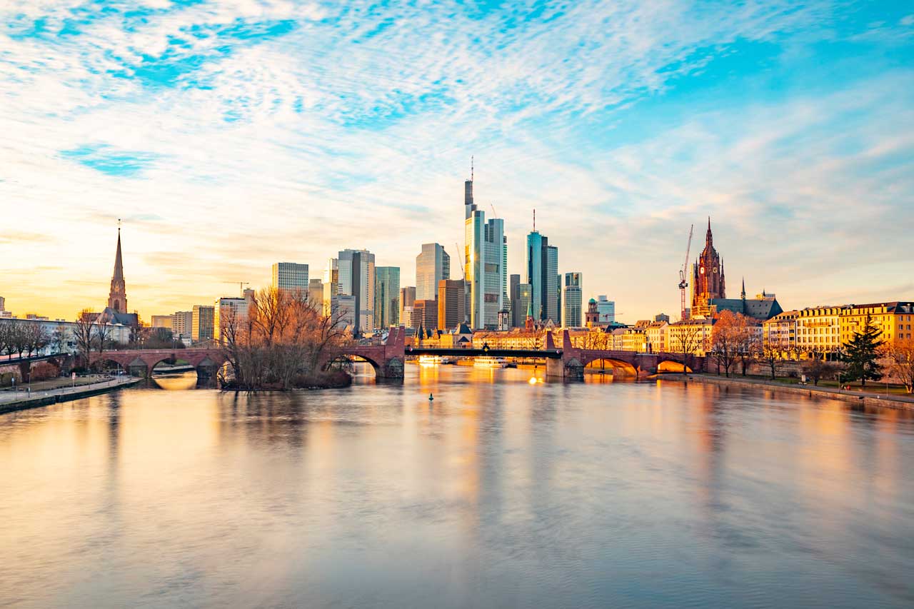 Die Frankfurter Skyline bei Sonnenuntergang